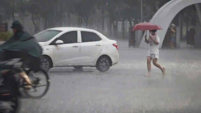 Hà Nội đón mưa lớn đầu mùa, nhiều tuyến đường ngập sâu, giao thông ùn tắc